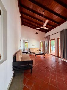 Postel nebo postele na pokoji v ubytování LIV - Unawatuna Beachfront Studio