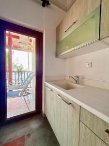 Kuchyň nebo kuchyňský kout v ubytování LIV - Unawatuna Beachfront Studio