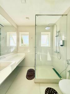 Koupelna v ubytování LIV - Unawatuna Beachfront Studio