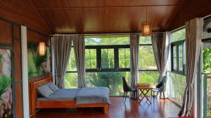 Postel nebo postele na pokoji v ubytování FB Farmstay - Vườn An Lành Bên Suối