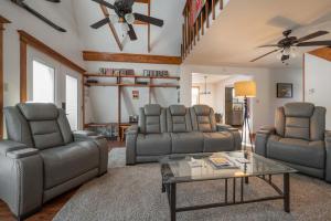 a living room with couches and a table at Rustic Mountain Getaway~Golf~Skiing~Hiking in Angel Fire