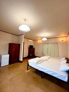 Postel nebo postele na pokoji v ubytování 波浮とみや 全部屋個室 伊豆大島 + 25 fotografií