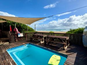 Piscina de la sau aproape de Underwater Explorer