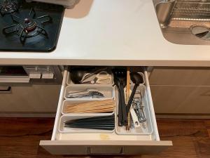 een lade in een bureau met keukengerei erin bij KUSUO HOUSE Roji in Sapporo +11 foto's