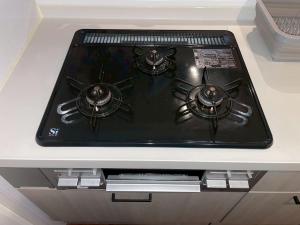 een oven met een kookplaat op een aanrecht bij KUSUO HOUSE Roji in Sapporo