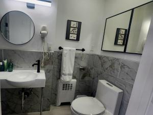 Et badeværelse på Modern Luxury 2-Bedroom Executive Residence Near MetLife & NYC + 12 billeder