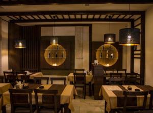 Gateway to Herzegovina’s Heritage في Vrgorac: مطعم به طاولات وكراسي وثريات