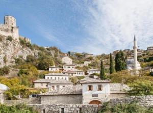 Gateway to Herzegovina’s Heritage في Vrgorac: قرية بها قلعة ومسجد على تلة