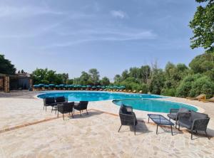 Gateway to Herzegovina’s Heritage في Vrgorac: مجموعة كراسي ومسبح