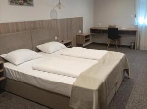 Gateway to Herzegovina’s Heritage في Vrgorac: غرفة نوم بها سريرين ومكتب