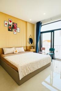 1988 Homestay Vũng Tàu في فنغ تاو: غرفة نوم بها سرير كبير في الغرفة