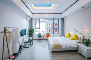 En eller flere senge i et værelse på Dali Amy Boutique Inn