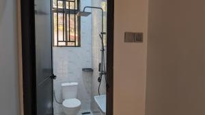 Dans place في موشي: حمام مع مرحاض ومغسلة ونافذة +10 صور