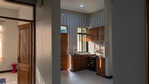 Dans place في موشي: مطبخ مع حوض وموقد