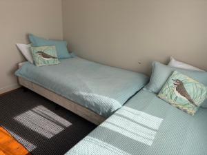 En eller flere senge i et værelse på Pakiri Farm cottage