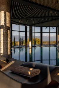 Piscina de la sau aproape de Panorama Kakheti Resort