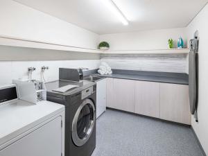 Kuchyň nebo kuchyňský kout v ubytování ibis Budget Coffs Harbour