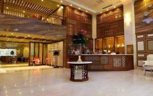 Un vestíbulo con una mesa en el medio de un edificio. en Au Lac 2 Hotel, en Ho Chi Minh