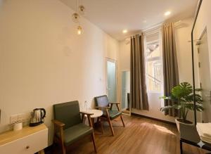 Khu vực ghế ngồi tại Seven A Hotel