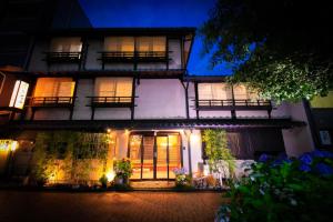 京都欧哈纳博的夜幕降临,一栋灯火通明的建筑敞开着大门。