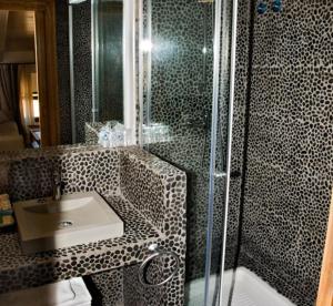 A bathroom at Hostal Casa Masip