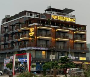 een groot gebouw met een bord erop bij Hotel Ghiloth Inn in Neemrana +8 foto's