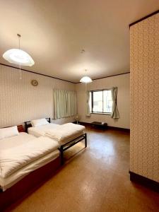 Postel nebo postele na pokoji v ubytování 波浮とみや 全部屋個室 伊豆大島