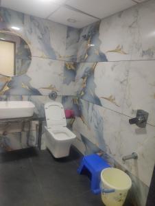 een badkamer met toilet en wastafel bij Januson Hotel in Koba