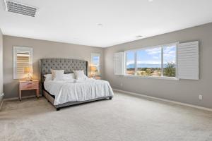 Ένα ή περισσότερα κρεβάτια σε δωμάτιο στο Modern 4BR 3 Baths Free Parking Great Location