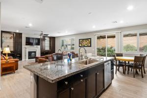 Η κουζίνα ή μικρή κουζίνα στο Modern 4BR 3 Baths Free Parking Great Location