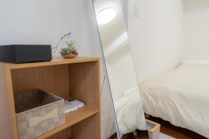大阪市にあるCasa G,S, - Vacation STAY 53492vのベッドと鏡のある小さな部屋 +25枚の写真