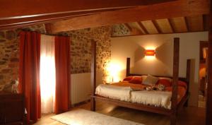 A bed or beds in a room at Hostal Casa Masip