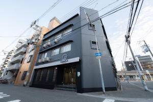 um edifício cinzento com um sinal na lateral em Casa G,S, - Vacation STAY 53006v em Osaka