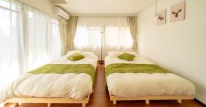 duas camas em um quarto com janela em Casa G,S, - Vacation STAY 53477v em Osaka mais 36 fotografias