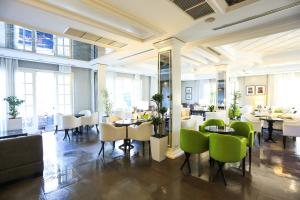 Restoran või mõni muu söögikoht majutusasutuses Hotel Monarch