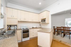 Køkken eller tekøkken på 36 Woodburn Street + 4 billeder