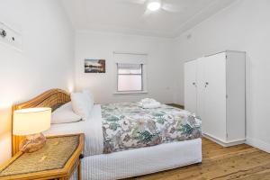 En eller flere senge i et værelse på 36 Woodburn Street