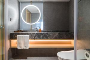 Koupelna v ubytování Orange Hotel Shenzhen Futian Convention and Exhibition Center + 16 fotografií