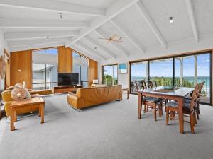 TV a/nebo společenská místnost v ubytování Beachfront