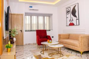 una sala de estar con un sofá y una mesa en De Groove Apartment, en Addo