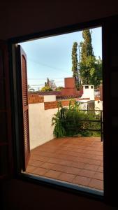 una vista attraverso una finestra di un patio in mattoni di Complejo Zara a Villa Carlos Paz