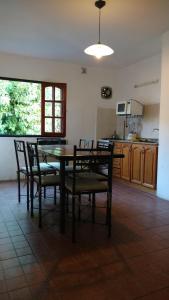una sala da pranzo con tavolo e sedie e una cucina di Complejo Zara a Villa Carlos Paz Altre 11 foto