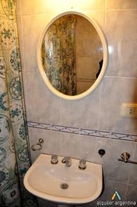 un bagno con lavandino e specchio di Complejo Zara a Villa Carlos Paz