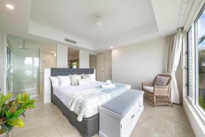 Кровать или кровати в номере Splendeur Sur La Mer - Two Bedroom
