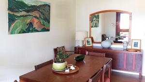 Mountain View Oasis - walk to Bello river and town في بيلينغين: غرفة طعام مع طاولة ومرآة