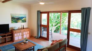 Mountain View Oasis - walk to Bello river and town في بيلينغين: غرفة معيشة مع أريكة وتلفزيون