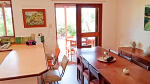 Mountain View Oasis - walk to Bello river and town في بيلينغين: مطبخ مع طاولة وكراسي في الغرفة +15 صورة