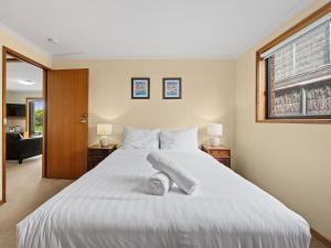 Postel nebo postele na pokoji v ubytování Waters Edge + 4 fotografie