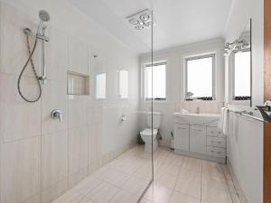 Koupelna v ubytování Waters Edge