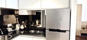 Køkken eller tekøkken på Malibu Suites Balikpapan